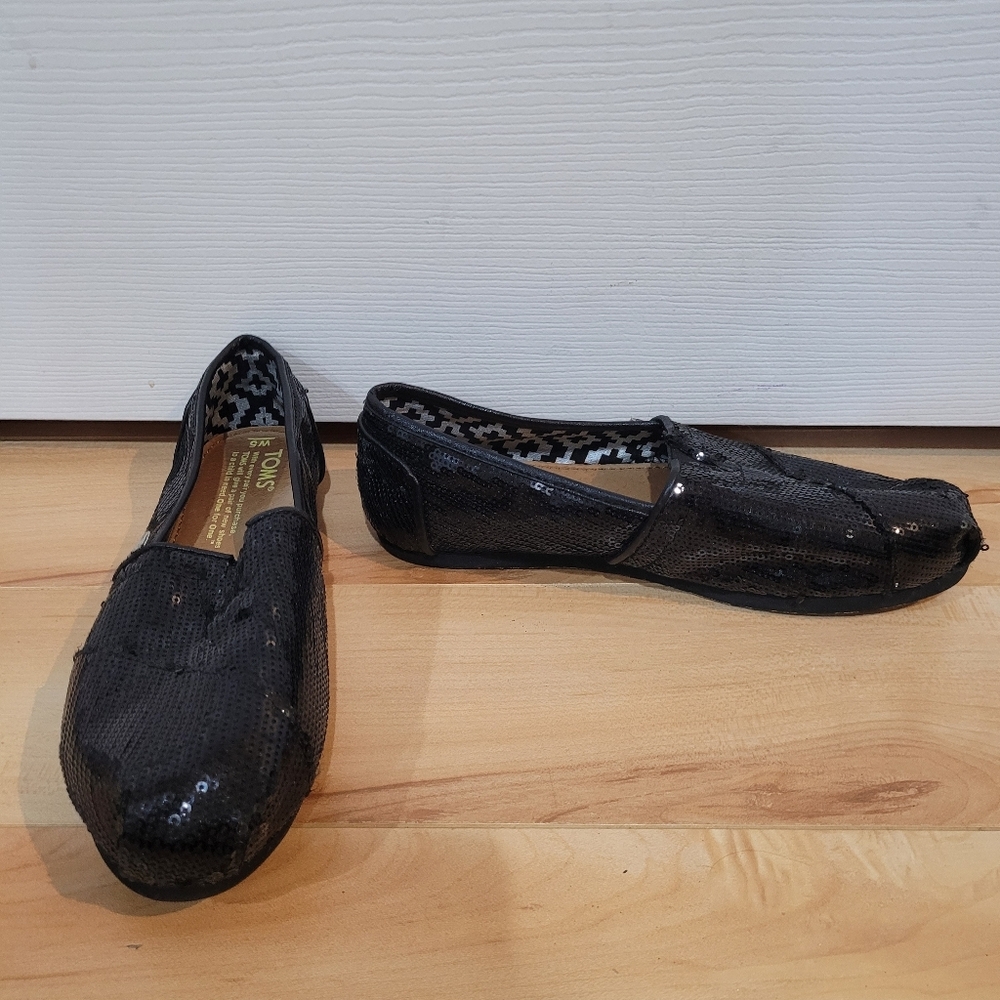 Toms women's size 5 black shoes
